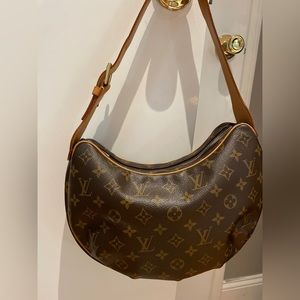 Louis Vuitton baguette pre loved in pristine condition.Spacious for a small bag.